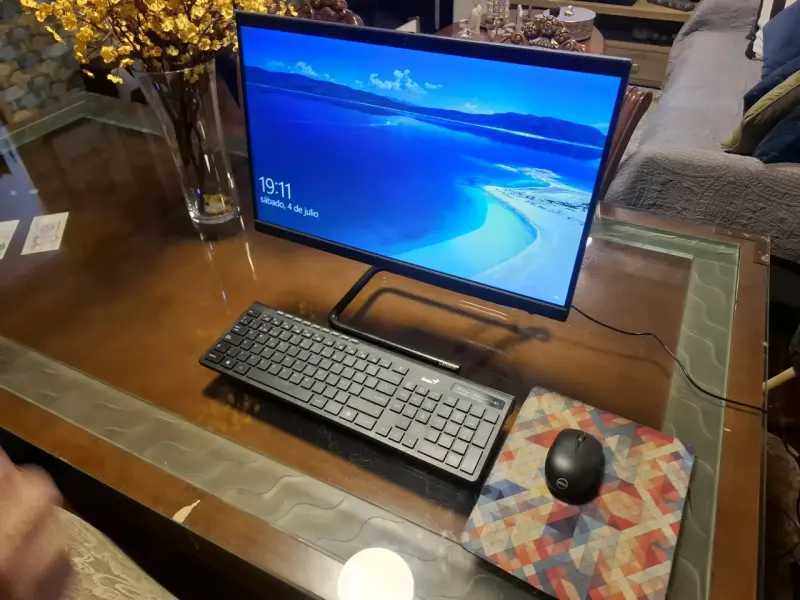Computador Lenovo todo en uno con teclado y mouse - 2