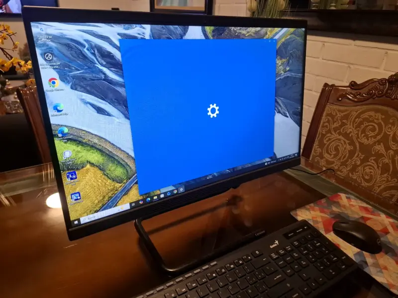 Computador Lenovo todo en uno con teclado y mouse - 4