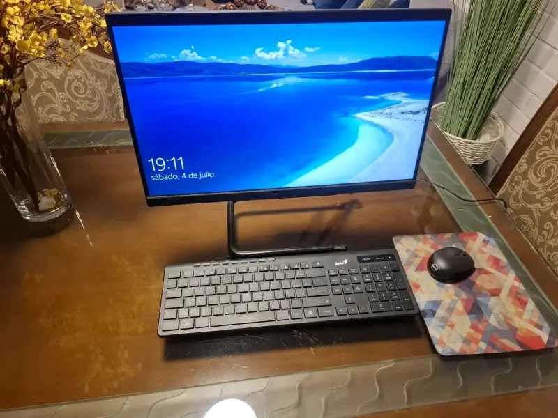 Computador Lenovo todo en uno con teclado y mouse - 5