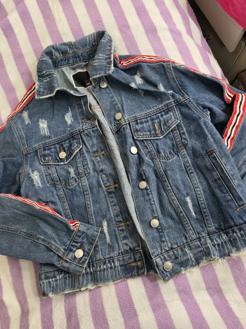 Chaqueta de mezclilla con rayas rojas