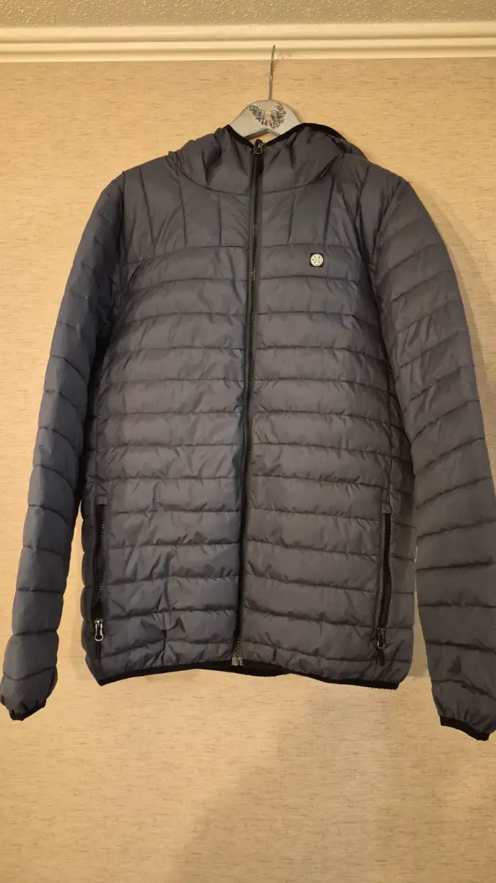 Chaqueta acolchada gris con capucha