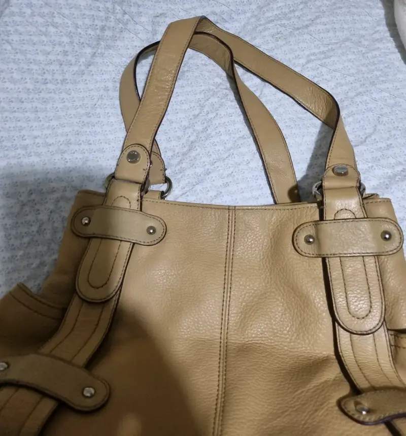 Bolso de cuero beige con asas largas - 2
