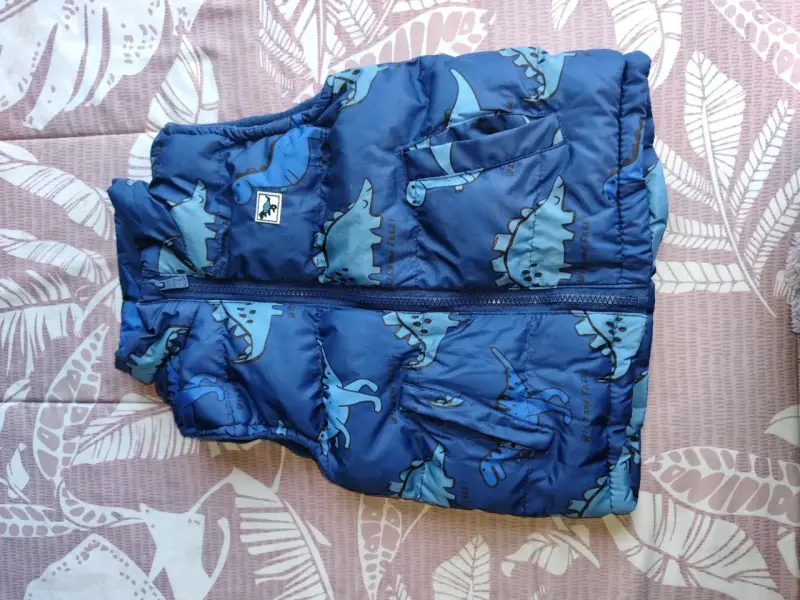 Chaleco infantil azul con estampado de dinosaurios - 1