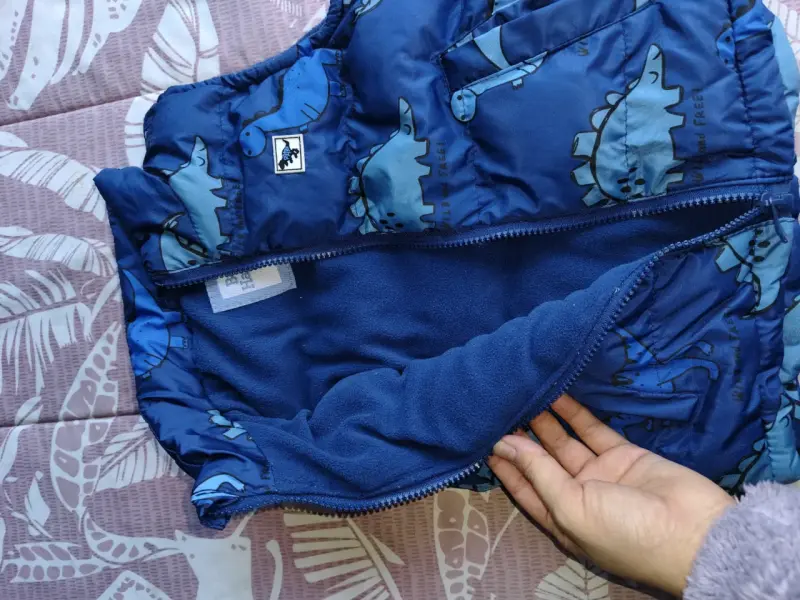 Chaleco infantil azul con estampado de dinosaurios - 2