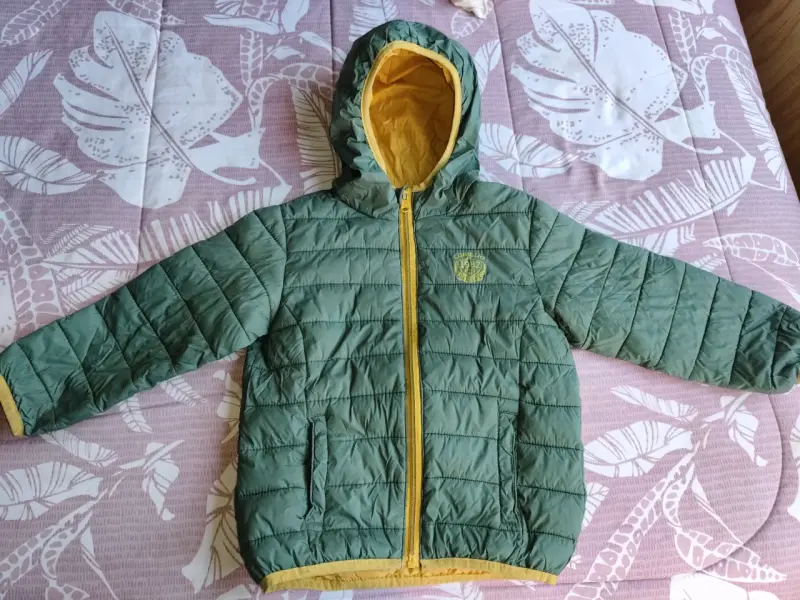 Chaqueta acolchada verde con capucha