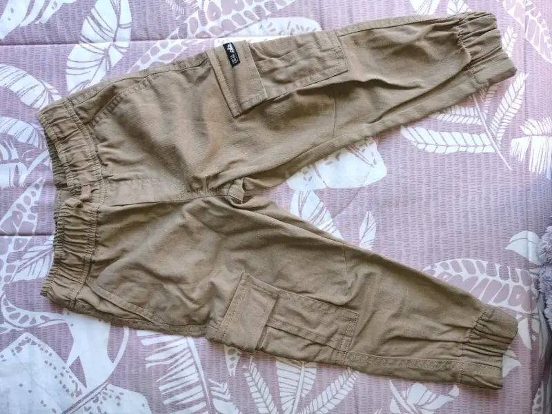 Pantalones cargo color caqui - 1