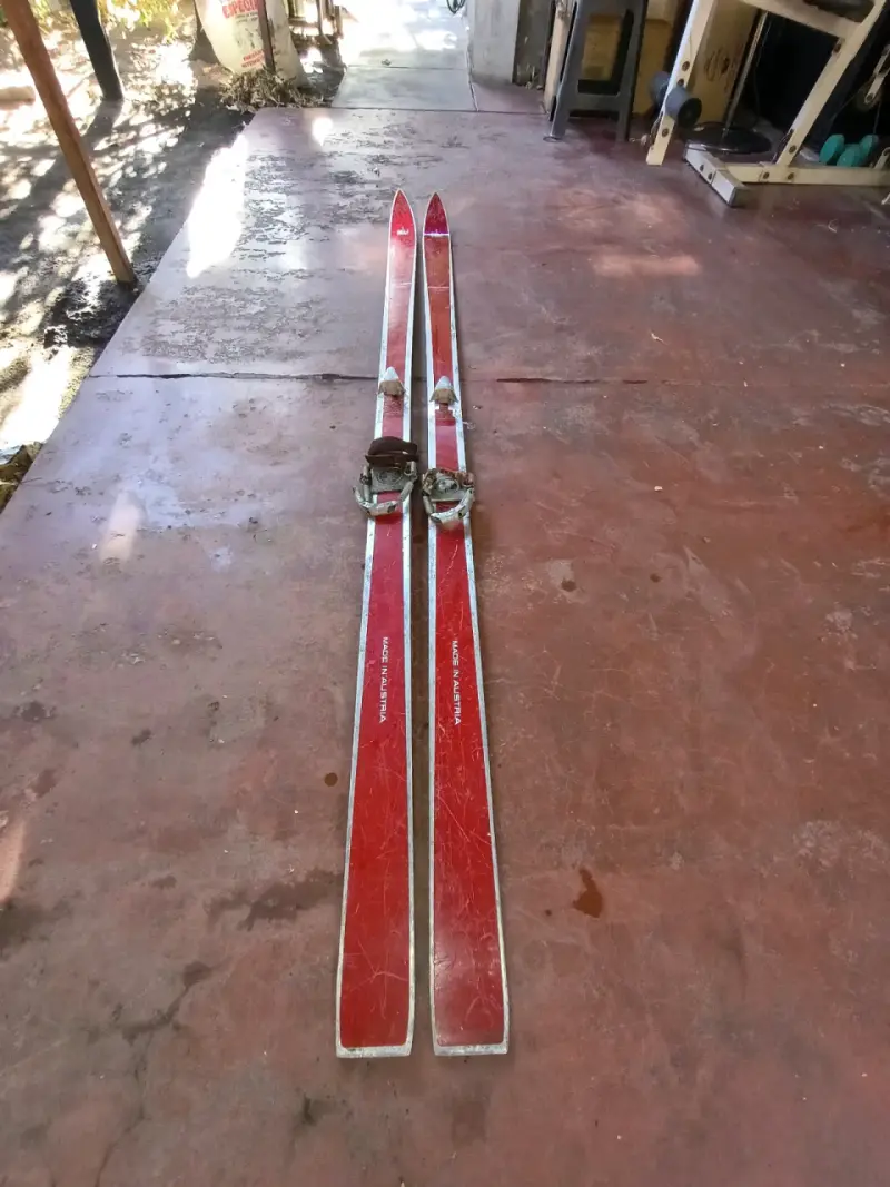 Esquís vintage de madera y metal - 4