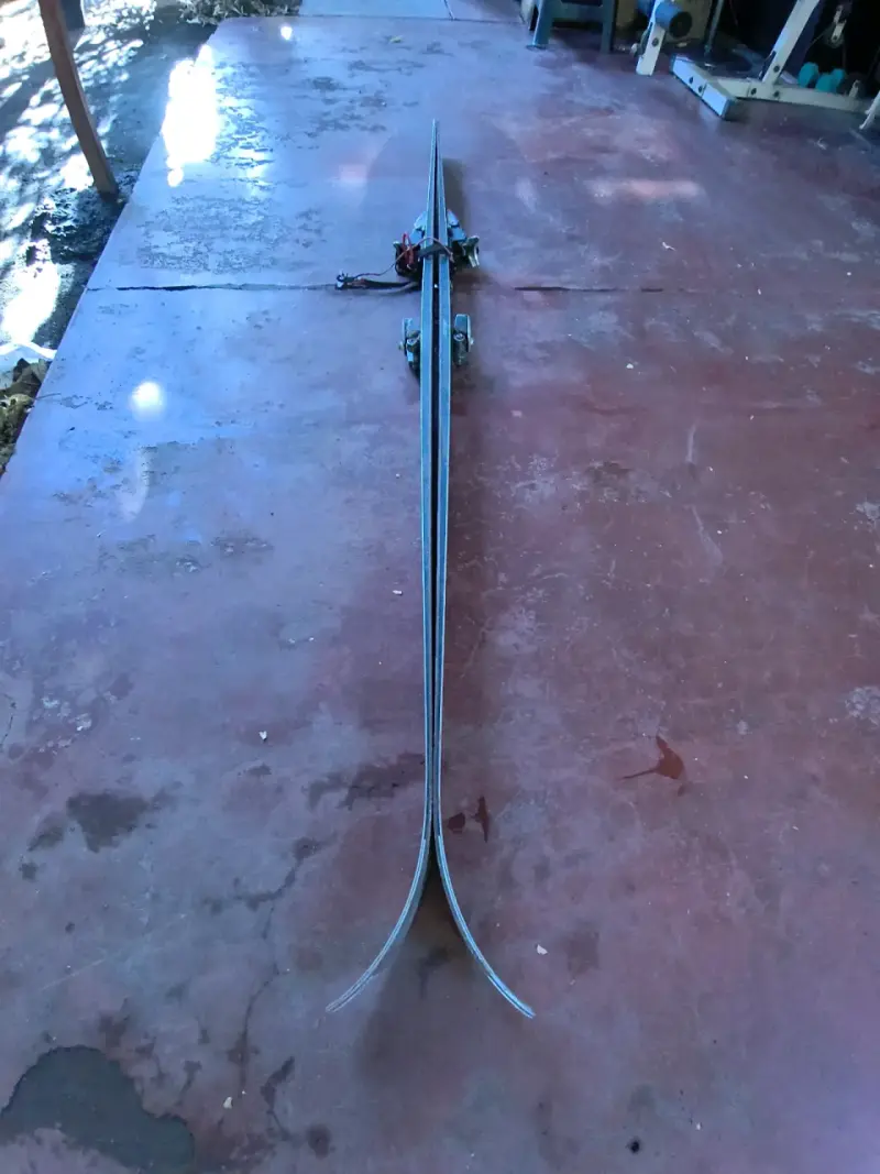 Esquís vintage de madera y metal - 5