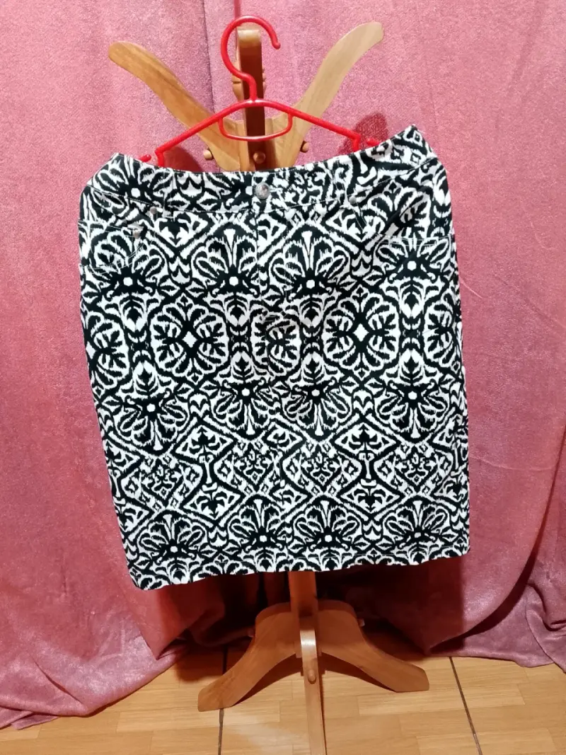Falda estampada blanco y negro elegante