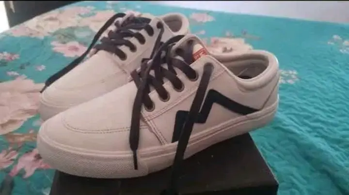 Zapatillas urbanas blancas con diseño negro