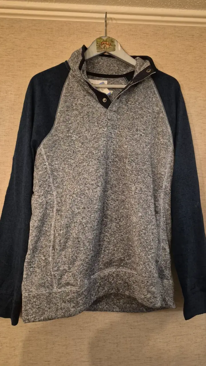 Polerón gris con cuello botones