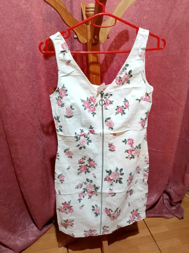 Vestido blanco con estampado floral y cierre