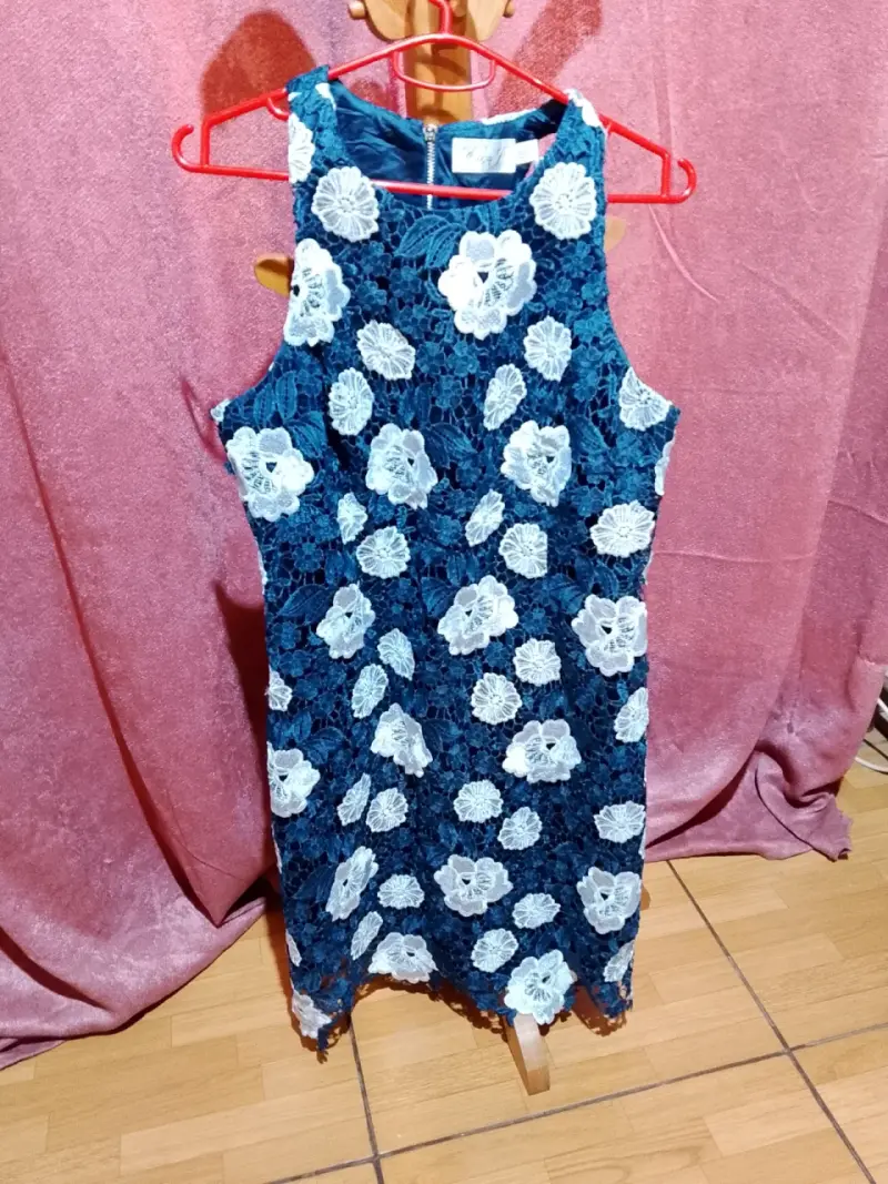 Vestido de encaje floral azul y blanco