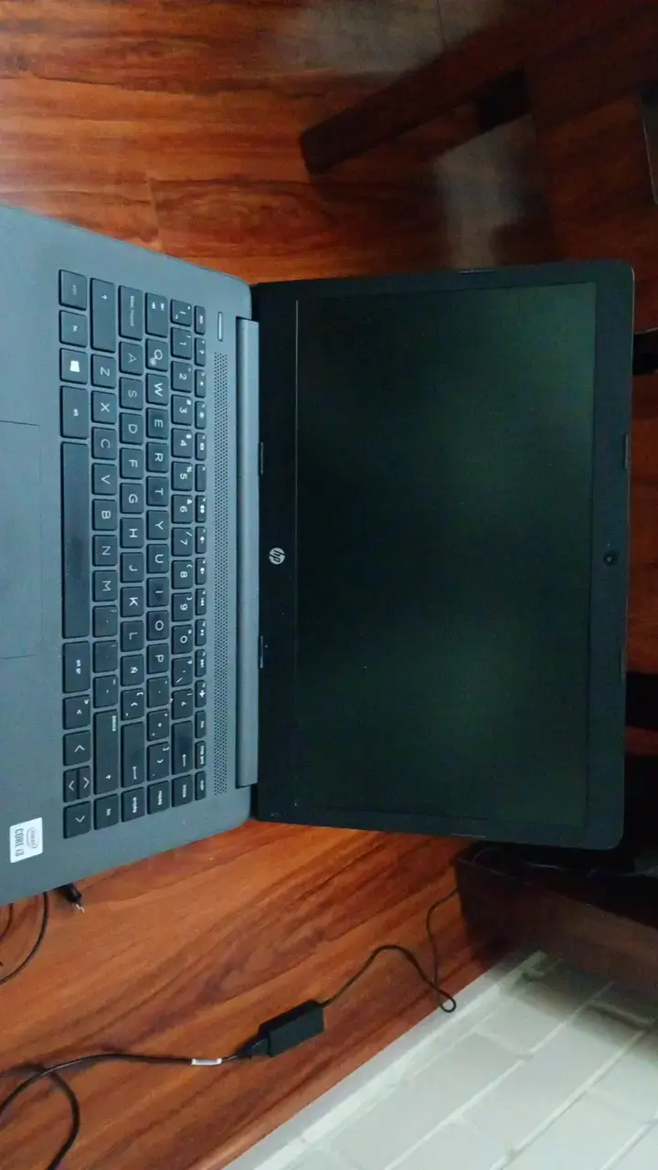 Laptop HP gris en buen estado i3/ DD:1teraB - 2