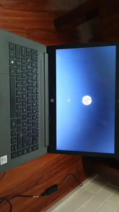 Laptop HP gris en buen estado i3/ DD:1teraB - miniatura 3