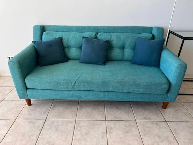 Sofá de dos plazas azul turquesa