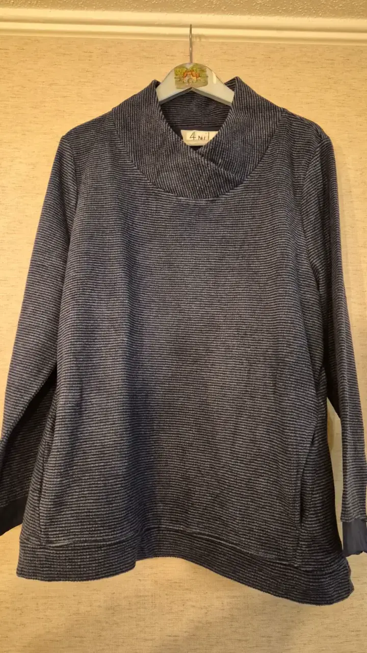 Suéter micro-polar de rayas azul con cuello alto