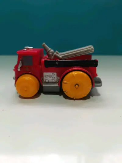 Juguete camión rojo Cars - miniatura 2