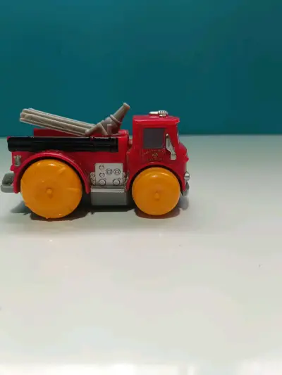 Juguete camión rojo Cars - miniatura 3