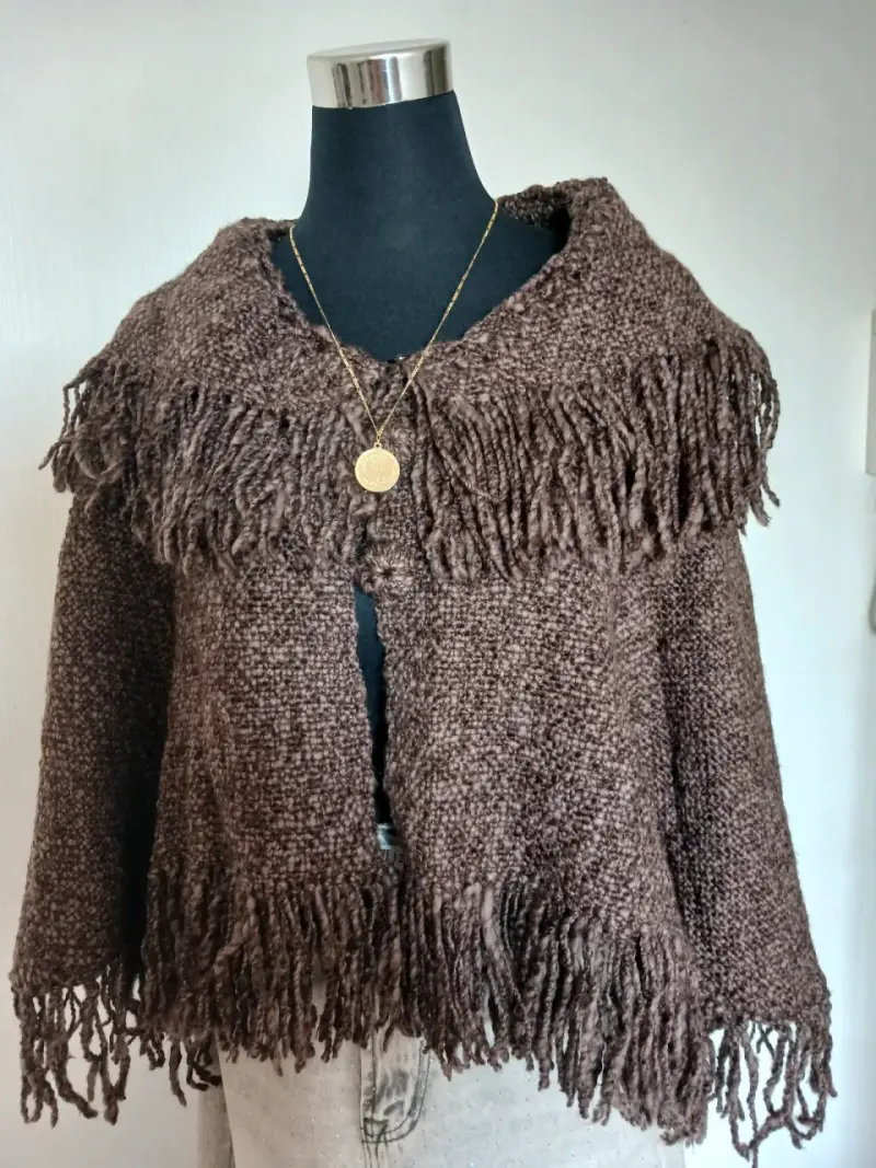 Poncho de lana marrón con flecos