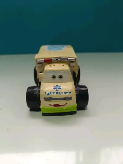 Juguete de ambulancia Cars - miniatura 1