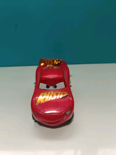 Auto de juguete Rayo McQueen rojo - miniatura 1