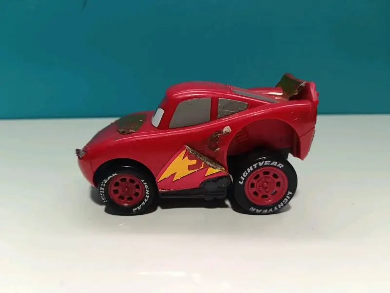 Auto de juguete Rayo McQueen rojo - 2