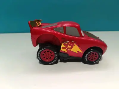 Auto de juguete Rayo McQueen rojo - miniatura 3