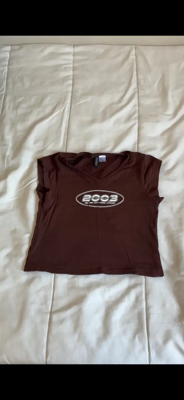 Polera hym marrón con estampado 2003