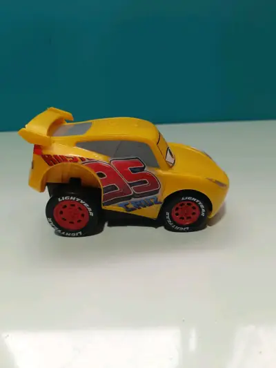 Auto de juguete Cars amarillo - miniatura 3
