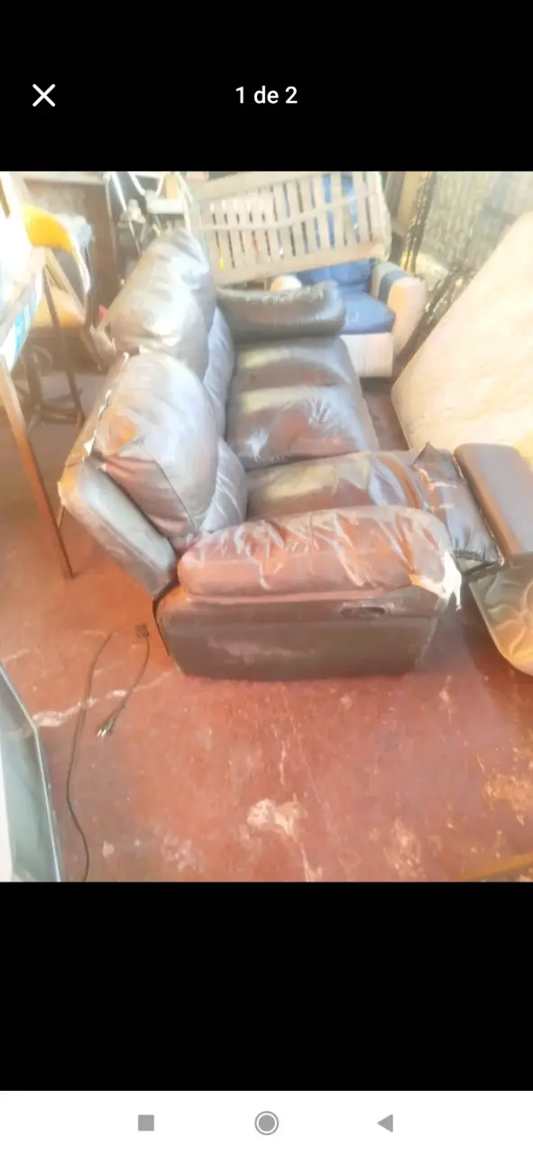 Sofá reclinable de cuero desgastado