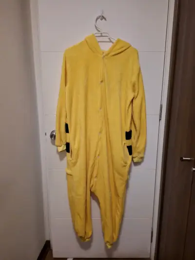 Pijama enterizo amarillo Pikachu con capucha - miniatura 1