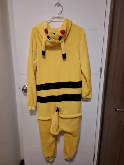 Pijama enterizo amarillo Pikachu con capucha - miniatura 2