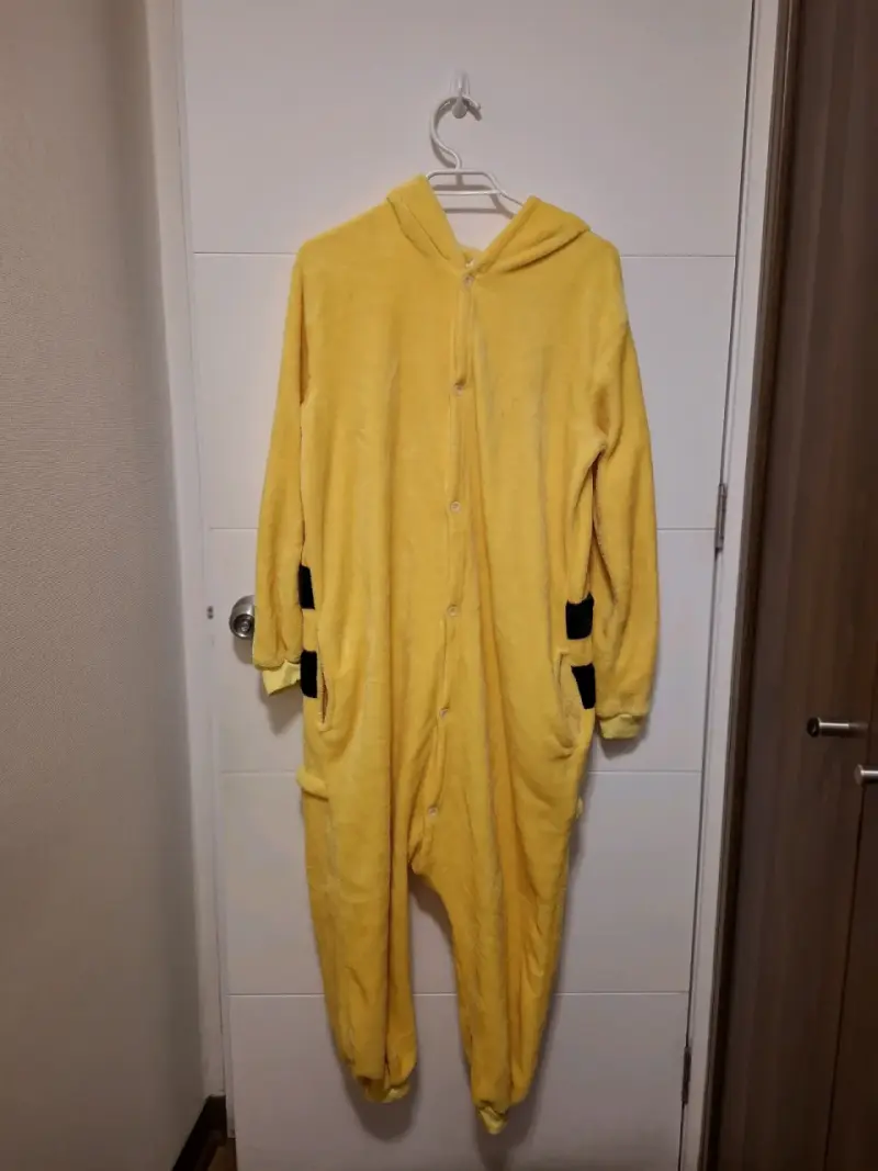 Pijama enterizo amarillo Pikachu con capucha - 3