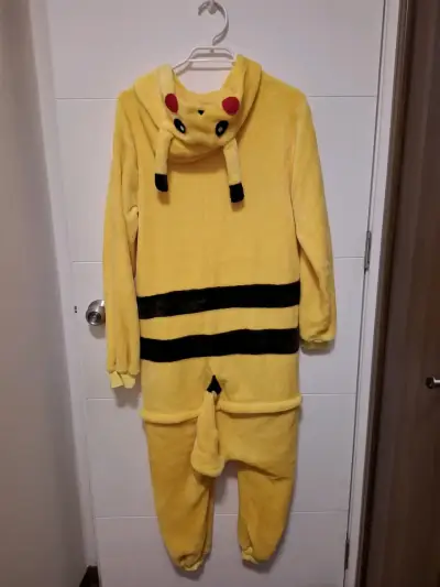 Pijama enterizo amarillo Pikachu con capucha - miniatura 4