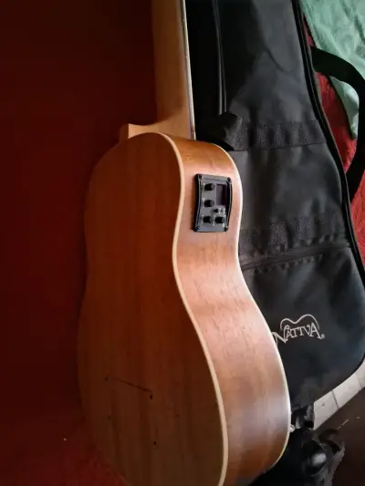 UKELELE BAJO NATIVA SIN USO. - miniatura 1