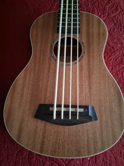 UKELELE BAJO NATIVA SIN USO. - miniatura 2