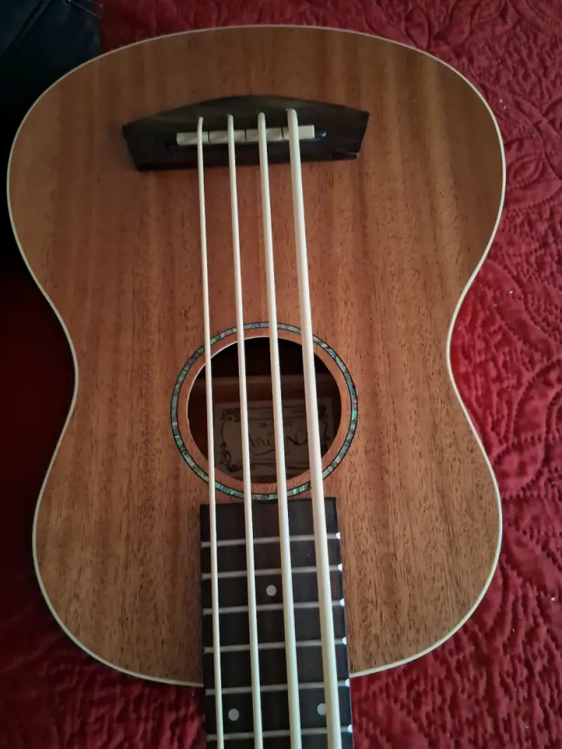 UKELELE BAJO NATIVA SIN USO. - 3