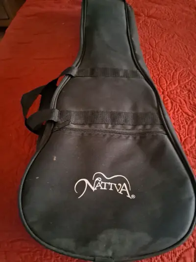 UKELELE BAJO NATIVA SIN USO. - miniatura 4