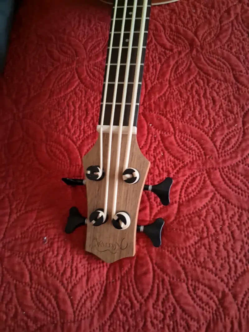 UKELELE BAJO NATIVA SIN USO. - 5