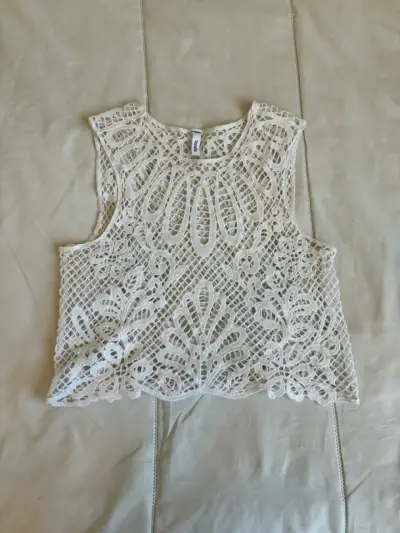 Top de encaje blanco sin mangas - miniatura 2
