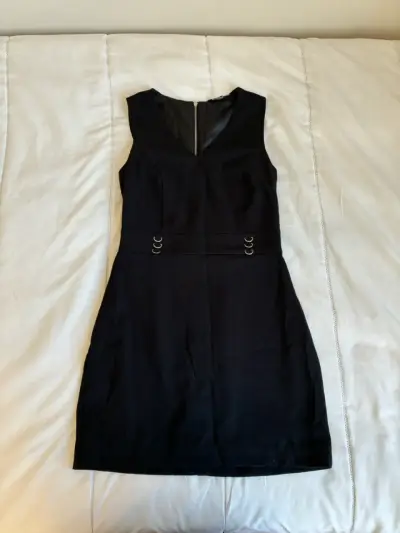 Vestido negro elegante sin mangas - miniatura 1