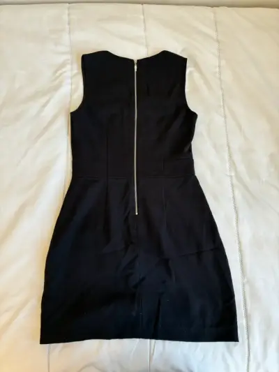 Vestido negro elegante sin mangas - miniatura 4