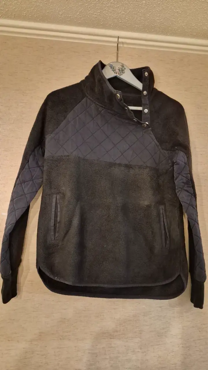 polerón polar con diseño acolchado negro