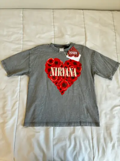 Polera Zara gris Nirvana con diseño de corazón - miniatura 1