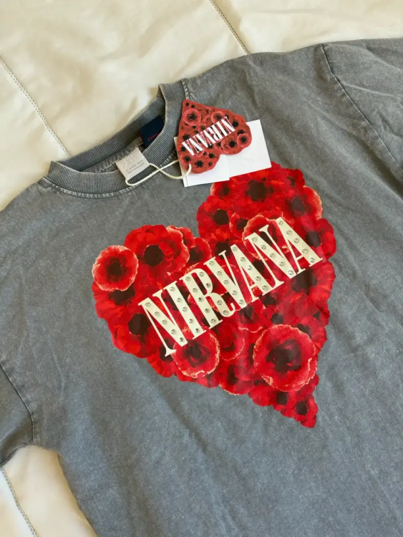 Polera Zara gris Nirvana con diseño de corazón - 2
