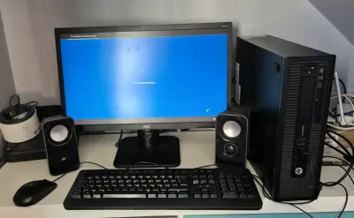 Computador de escritorio HP con monitor AOC - miniatura 1
