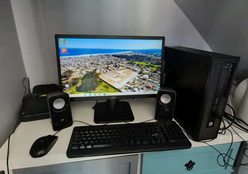 Computador de escritorio HP con monitor AOC - 2