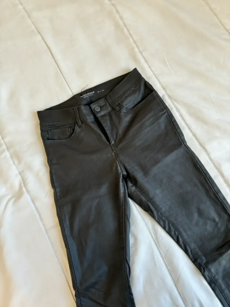 Pantalones cafés de cuero sintético Vero Moda - 1