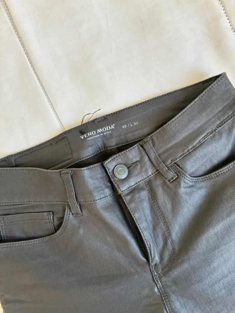 Pantalones cafés de cuero sintético Vero Moda - 3